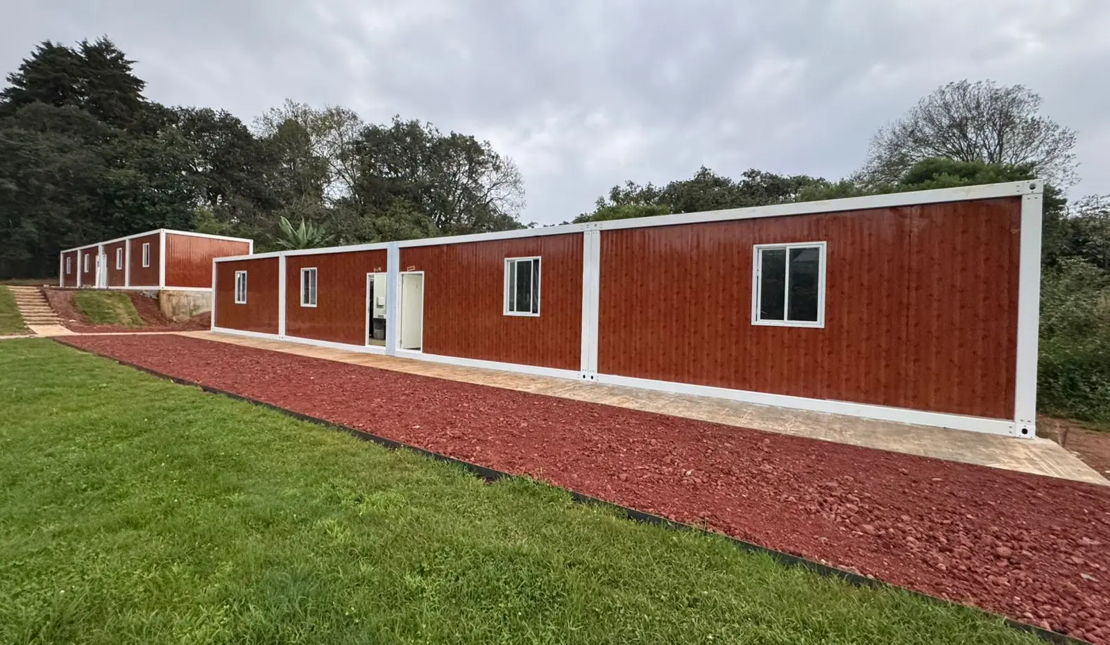 Hilera de cabañas modulares terminadas — campamento en Valle de Bravo
