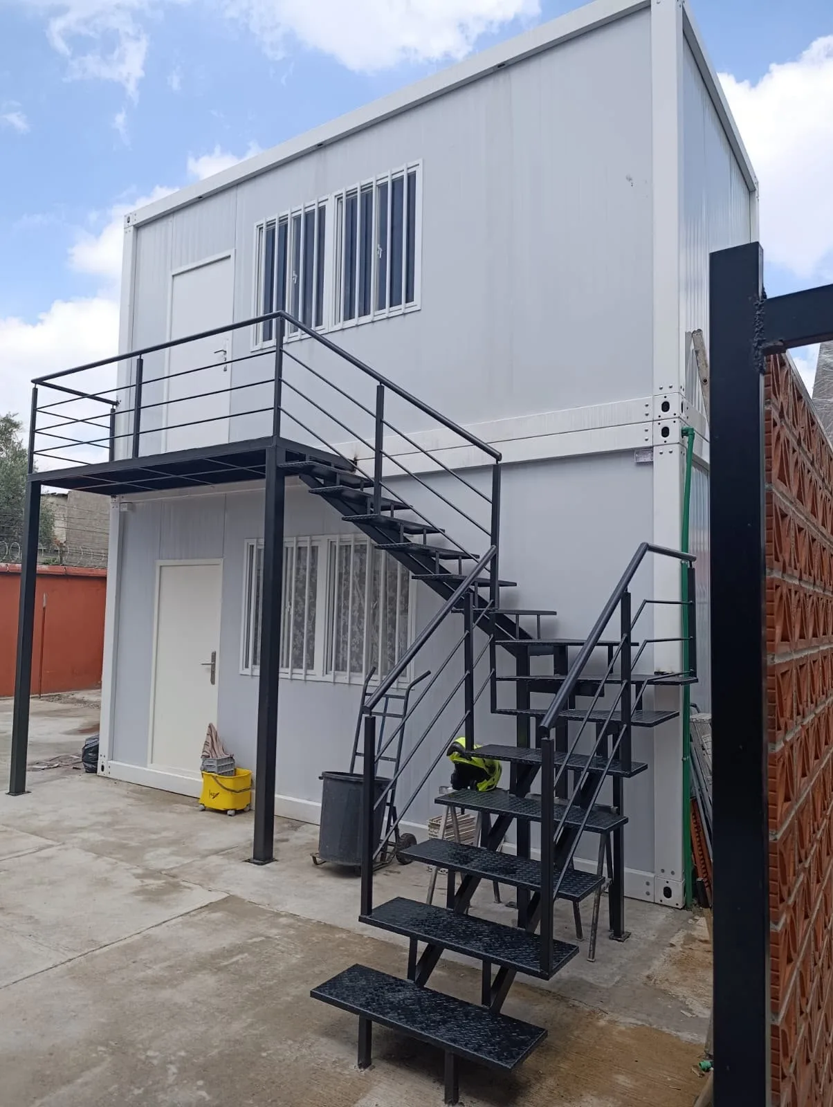 Módulo de habitaciones de dos niveles con escalera exterior — Azcapotzalco, CDMX