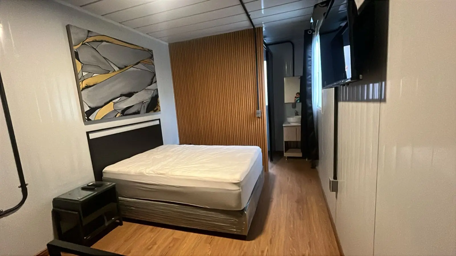 Recámara modular con cama y baño integrado al fondo