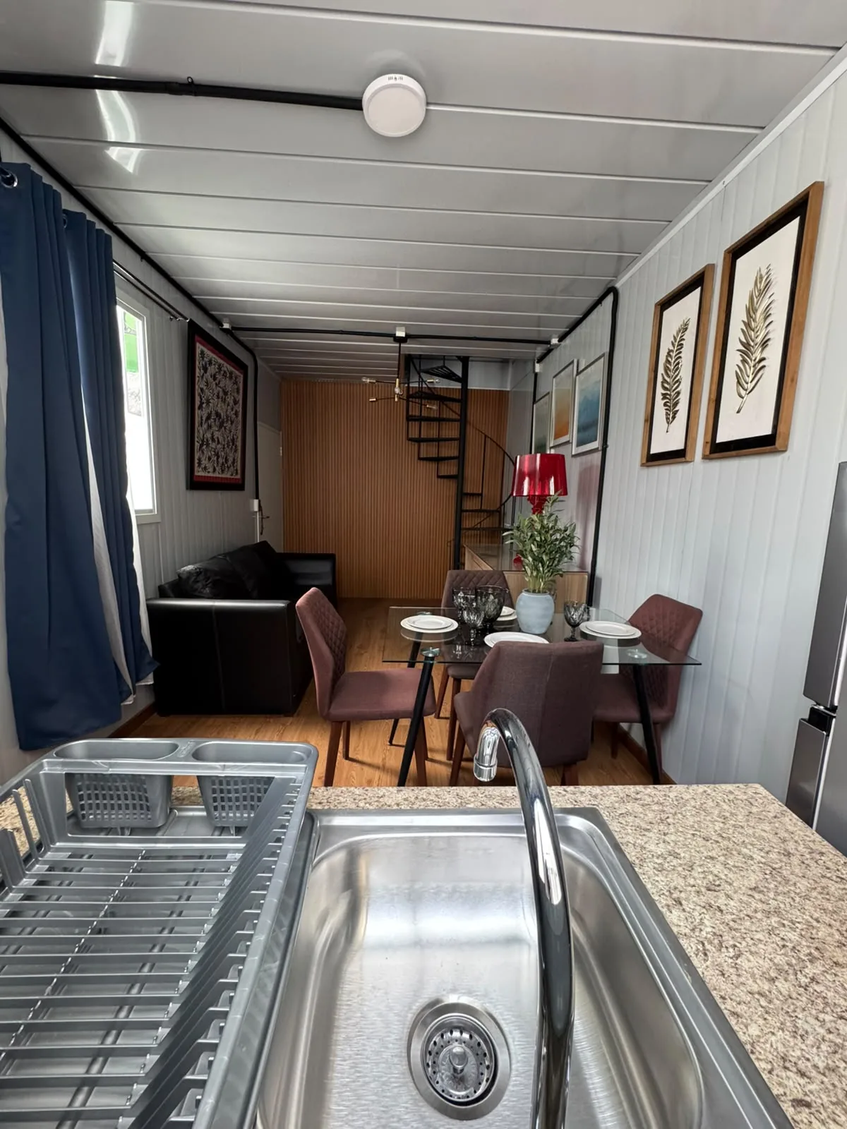 Interior de loft modular con sala, comedor, cocina y escalera — lofts en alquiler en Tlalpan, CDMX