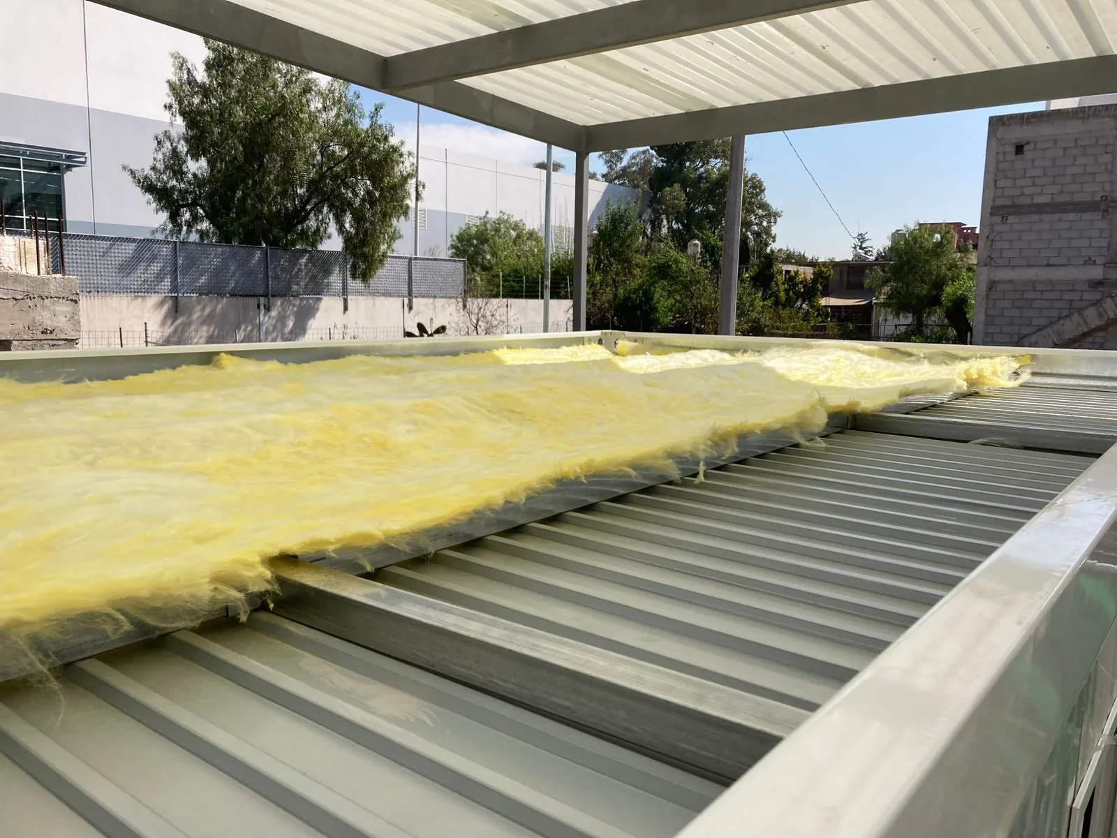 Deck galvanizado con aislante mineral colocado en la cubierta de un módulo