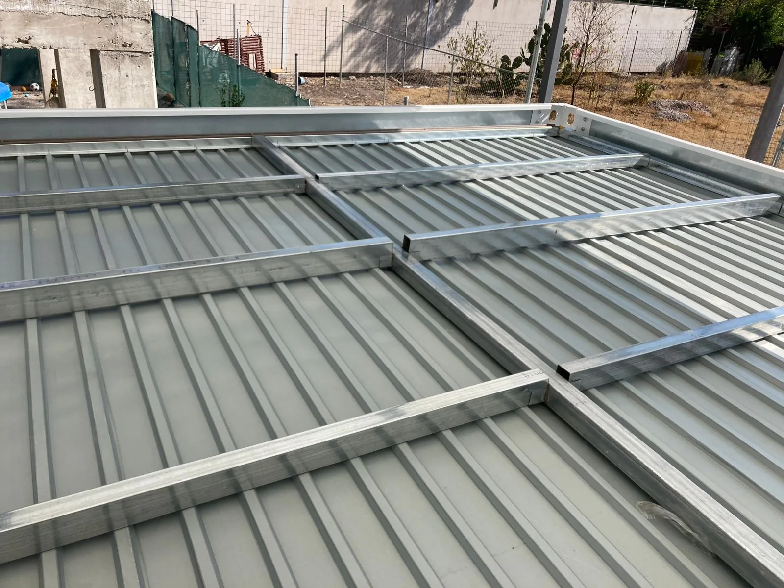 Estructura de acero galvanizado y retícula de deck en montaje — sistema constructivo Light Steel Frame