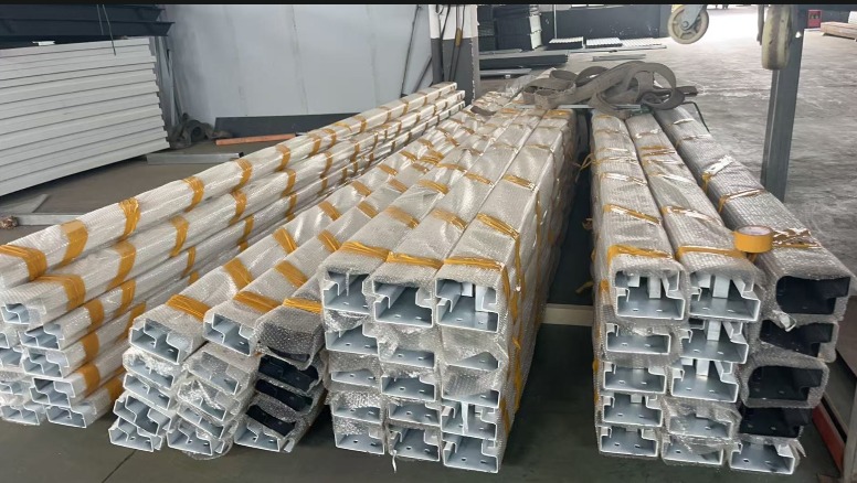Perfiles de acero galvanizado apilados, listos para ensamblarse