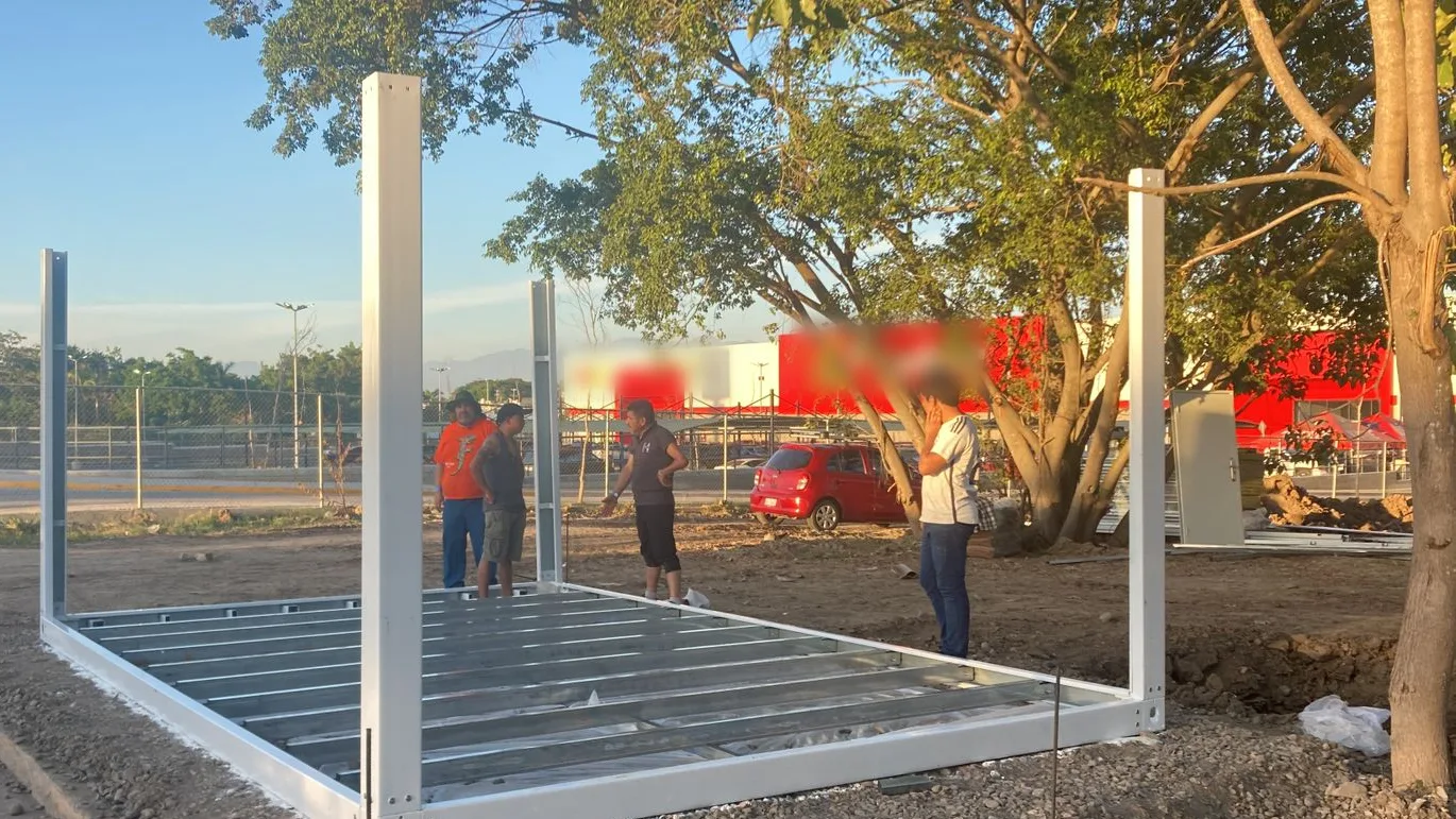 Montaje de base y columnas de un módulo en un sitio comercial