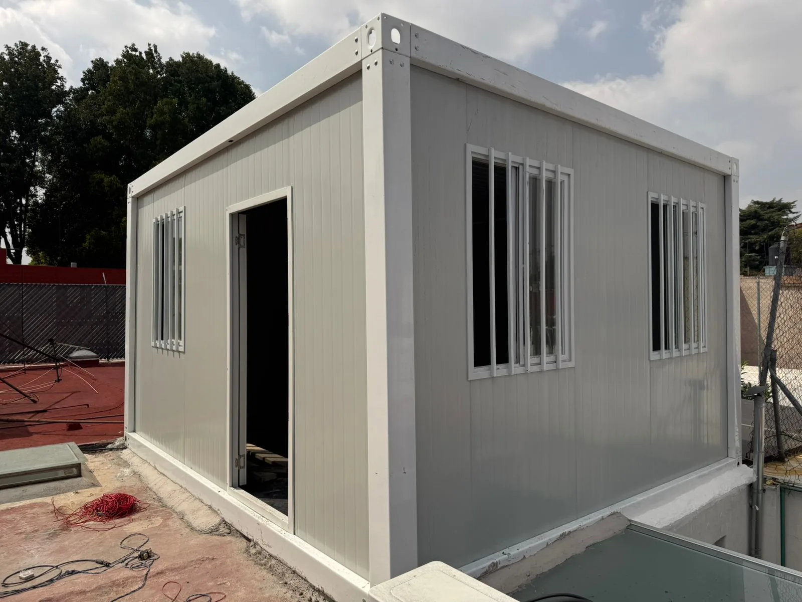 Módulo gris terminado e instalado sobre una azotea