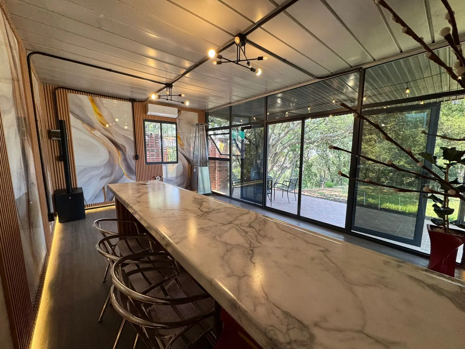 Interior de salón modular con barra de mármol y vista al jardín — Atizapán de Zaragoza