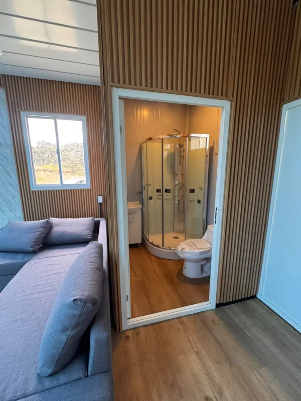 Baño completo con regadera de cancel curvo, lavabo y sanitario