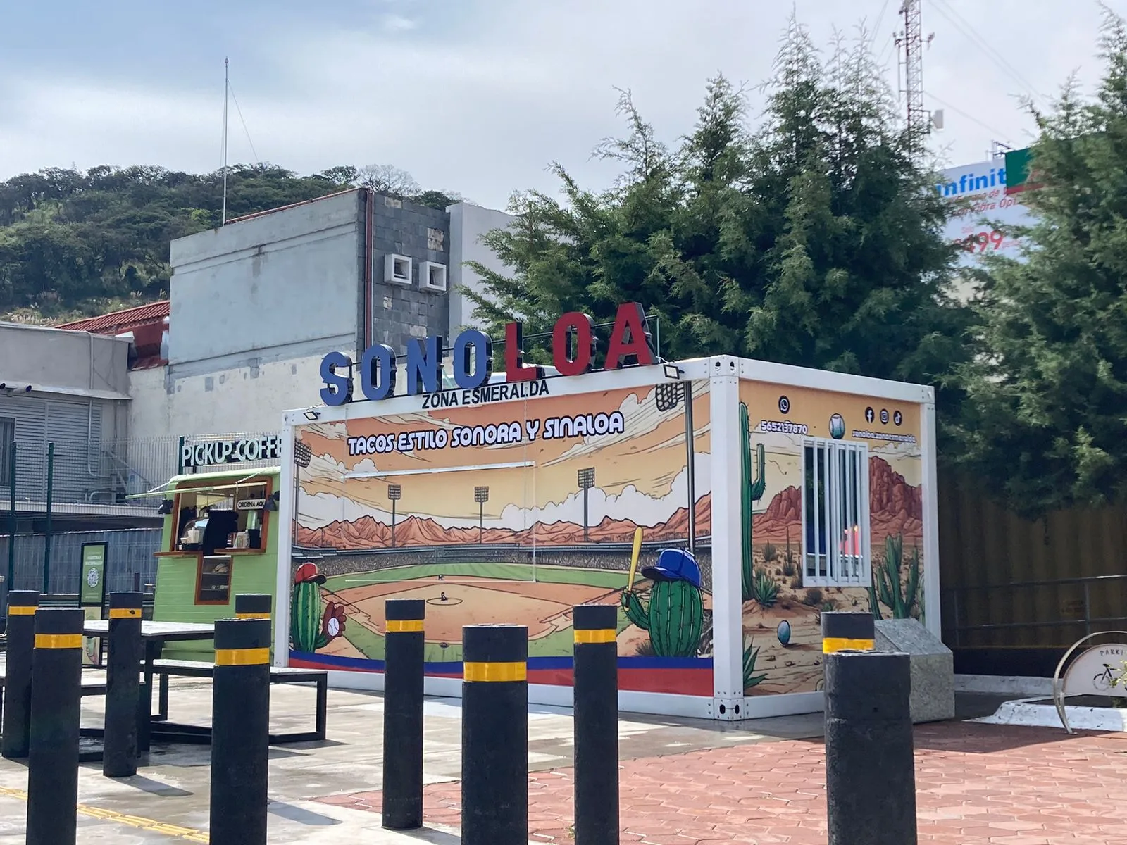 Módulo comercial de taquería con mural instalado en plaza
